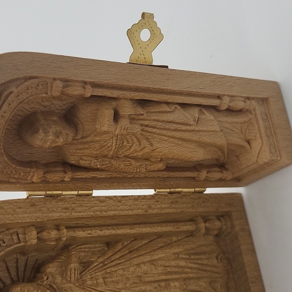 587- Catholic Altar Religious Portable Holy Family Box Hand Carved Wooden Box - Picture 4 of 7